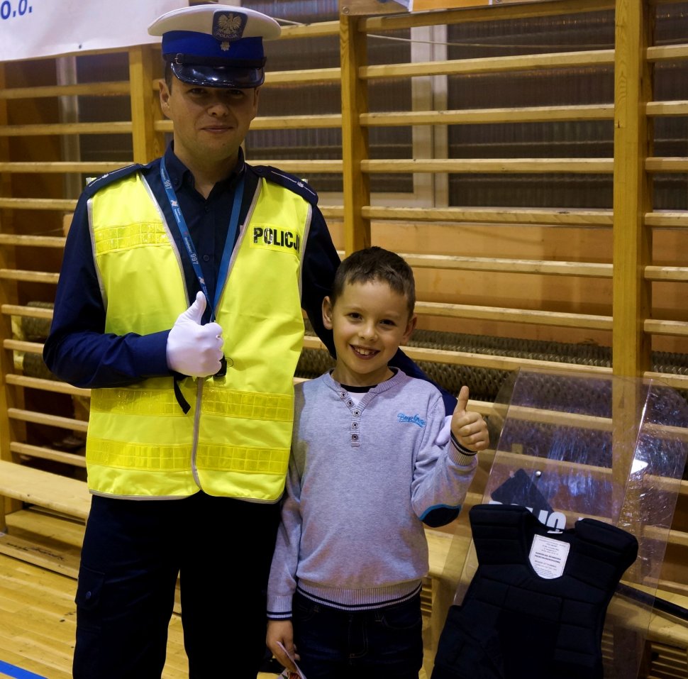 Zdjęcie policjanta w mundurze z synem