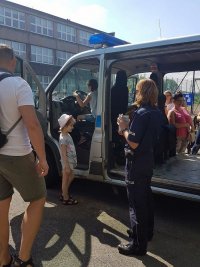 Zdjęcia podziękowań dla Komendy Miejskiej Policji w Piekarach Śląskich oraz fotografie z festynu rodzinnego w Miejskiej Szkole Podstawowej.