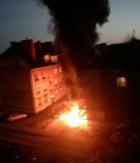 Zdjęcia z podpalenia elewacji bloku i osób zatrzymanych