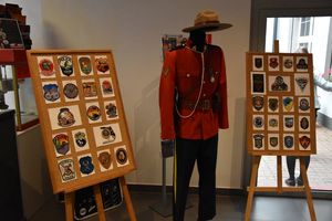Naszywki policyjne na tablicach oraz kanadyjski mundur