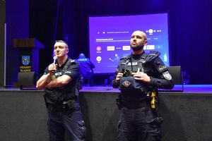 Dwaj policjanci podczas prezentacji służby w Policji