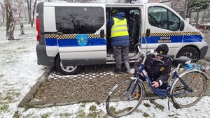 Zdjęcie przedstawia funkcjonariuszy Straży Miejskiej podczas znakowania rowerów