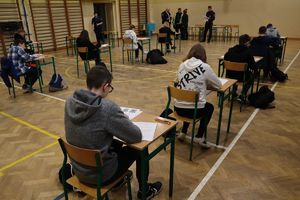 Zdjęcie przedstawia uczestników turnieju na sali gimnastycznej podczas testu wiedzy