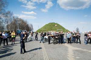 Zdjęcie przedstawia motocyklistów na tle Kopca Wyzwolenia