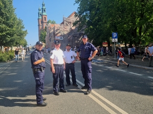 Zdjęcie przedstawia policjantów i strażników miejskich