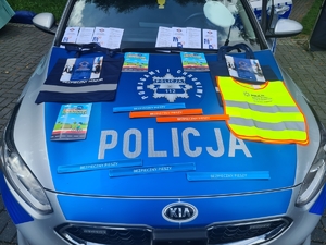 Zdjęcie przedstawia policyjny radiowóz z gadżetami na pokrywie silnika