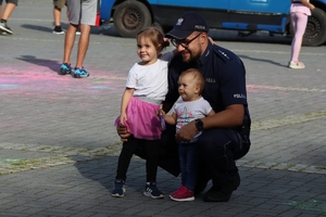 Zdjęcie przedstawia policjanta z dziećmi