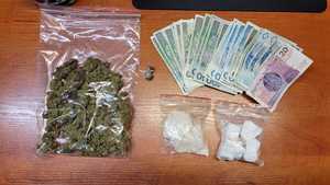 Zdjęcie przedstawia zabezpieczone narkotyki oraz gotówkę