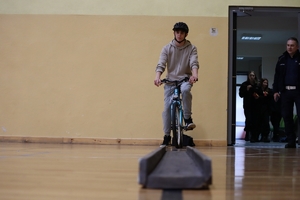 Zdjęcie przedstawia ucznia podczas pokonywania przeszkód na rowerze